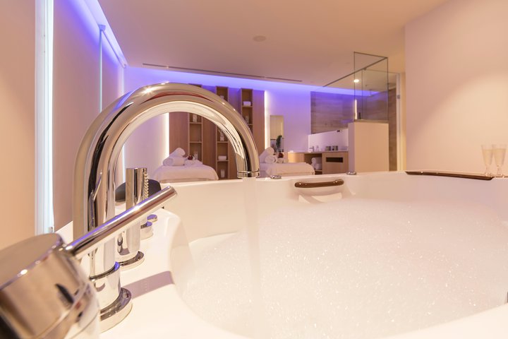Romantische Paarmassage + SPA-Eintritt und privater Whirlpool mit Cava