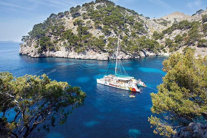 Katamaran-Kreuzfahrt ab Port d'Alcudia mit Mittagessen und Badestopp