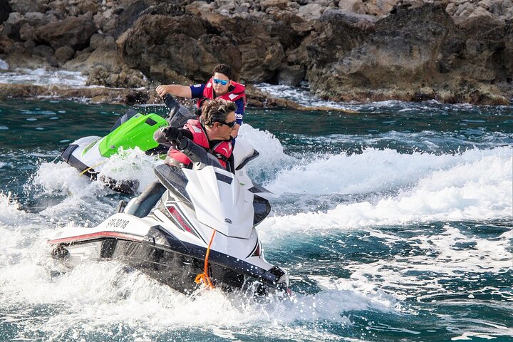 Moto d'acqua lungo la spiaggia di Alcudia