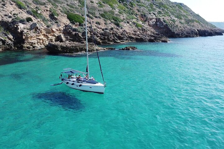 Palma: Segelboot, Besuch von kristallklarem Wasser, Tapas, 2 Getränke.
