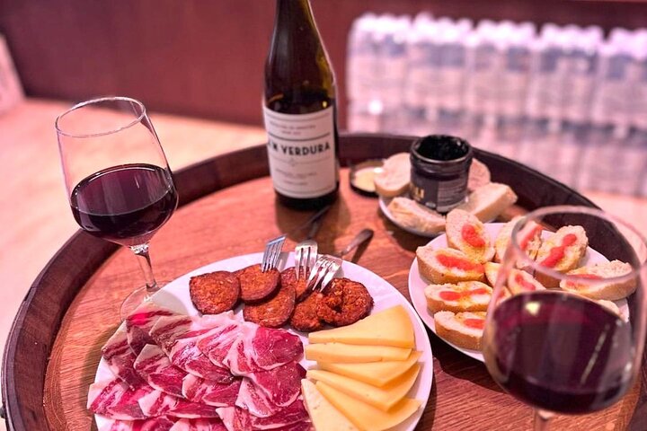 Palma Old Town & Market Walking Tour with Wine, Ham & Cheese