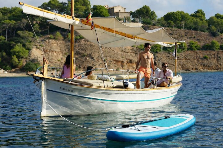 Segeln Sie auf einer elektrischen mallorquinischen Llaut von Puerto Portals