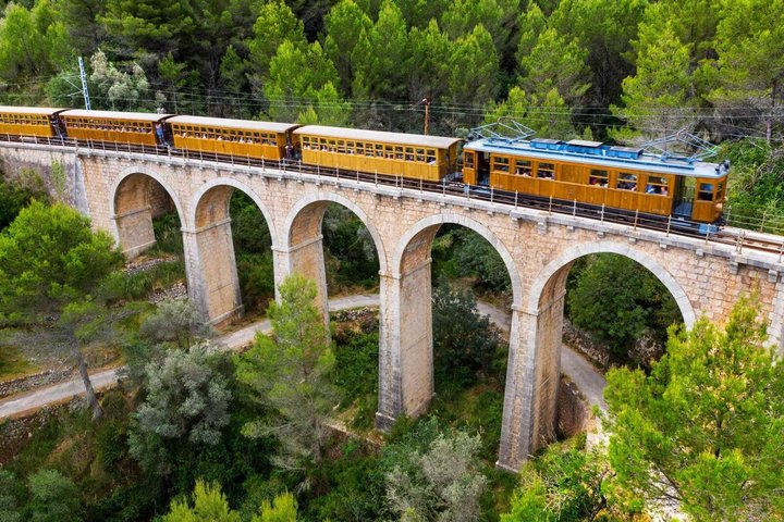 Rundreise über die Insel Mallorca mit Zug, Straßenbahn, Boot und Bus