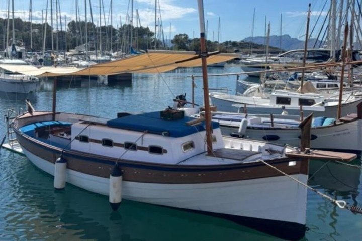 Fahrt in einem mallorquinischen Llaut (traditionelles Boot) mit lokalen Snacks und Getränken inklusive